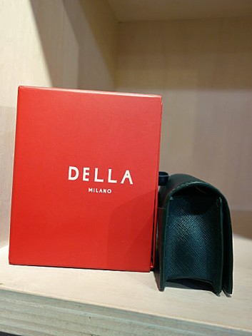 della milano デッラミラノ 名刺 交換時に会話の つかみ を取るには最高のアイテム カード入れもあるので セカンドバッグ的な使い方もでき 名刺を配ることが多い方には 名刺 の収納 相手の名刺の保管も含めて機能的なアイテムで 名刺200枚が楽に入る名刺