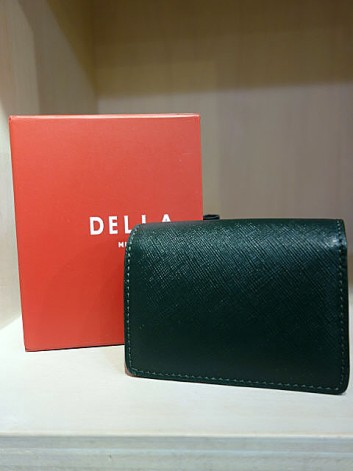della milano デッラミラノ 名刺 交換時に会話の つかみ を取るには最高のアイテム カード入れもあるので セカンドバッグ的な使い方もでき 名刺を配ることが多い方には 名刺 の収納 相手の名刺の保管も含めて機能的なアイテムで 名刺200枚が楽に入る名刺