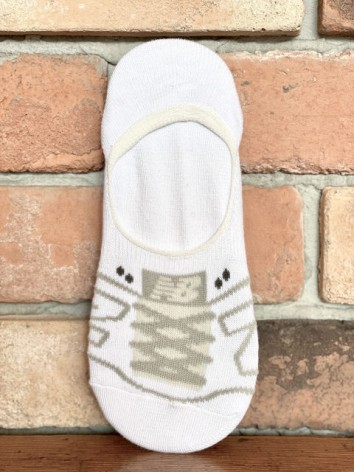 Newbalance ニューバランスのシューズをモチーフにしたユニークなデザイン スニーカー ブランドがこだわりを持って制作し シューズを履いたときにソックスが隠れるように分析 設計 脱げにくい特殊な編み方 春夏向けのスーパーショートレングスタイプ